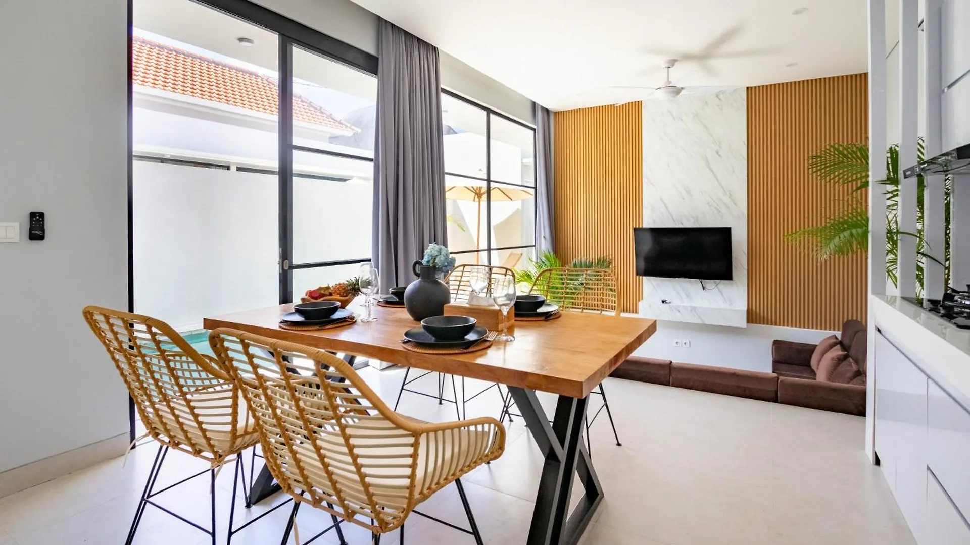Canggu Oasis - Your Poolside Escape 2Bdr Villa Kerobokan  0*, Kerobokan (Bali)