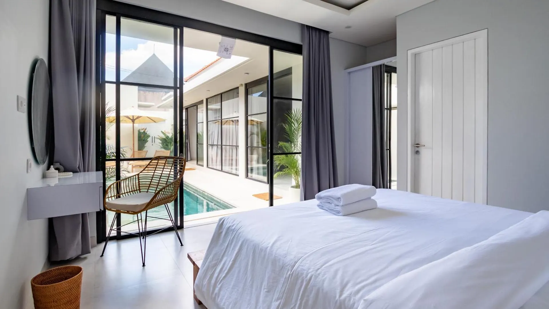 Canggu Oasis - Your Poolside Escape 2Bdr Villa Kerobokan  0*, Kerobokan (Bali) Indonesia