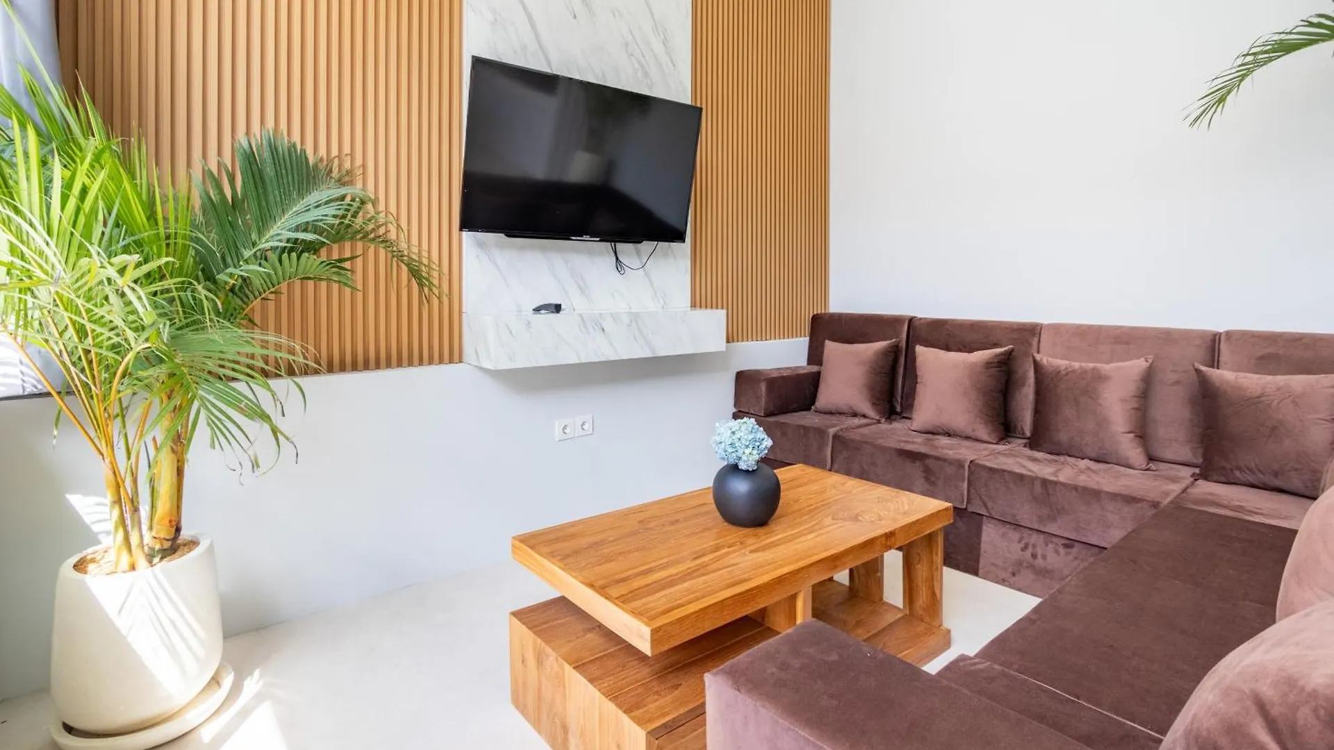 Canggu Oasis - Your Poolside Escape 2Bdr Villa Kerobokan